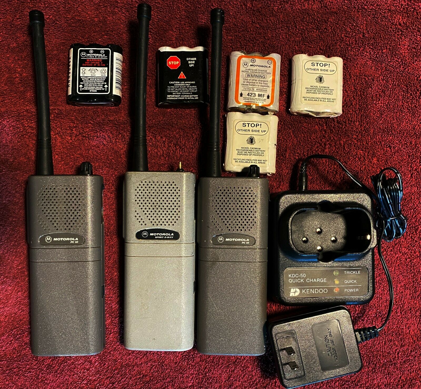 3 Motorola Vhf Radios Spirit And Pc-10 Charger And Batteries